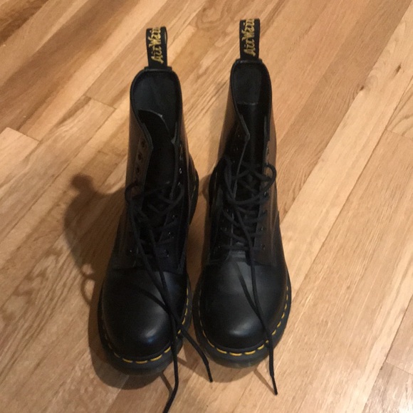 Dr. Marten classic combat boots. Worn twice - Picture 2 of 6